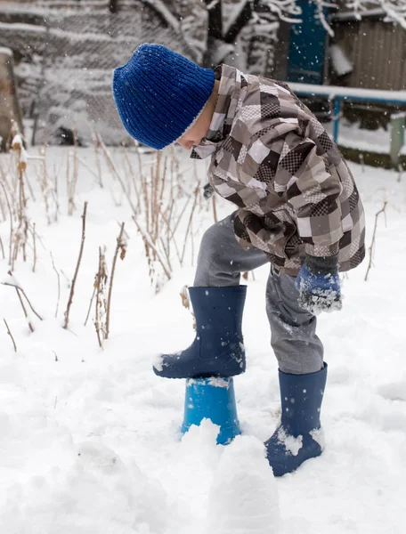 Garçon jouer avec la neige en hiver — Photo