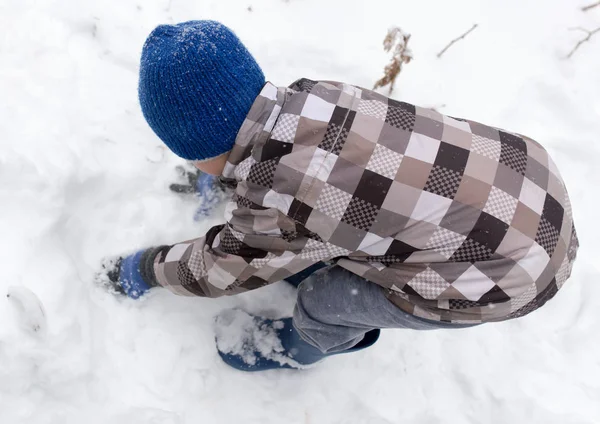 Garçon jouer avec la neige en hiver — Photo