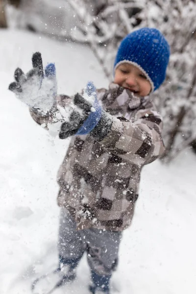 冬は雪と遊ぶ少年 — ストック写真