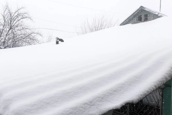 Neve sul tetto. tormenta — Foto Stock