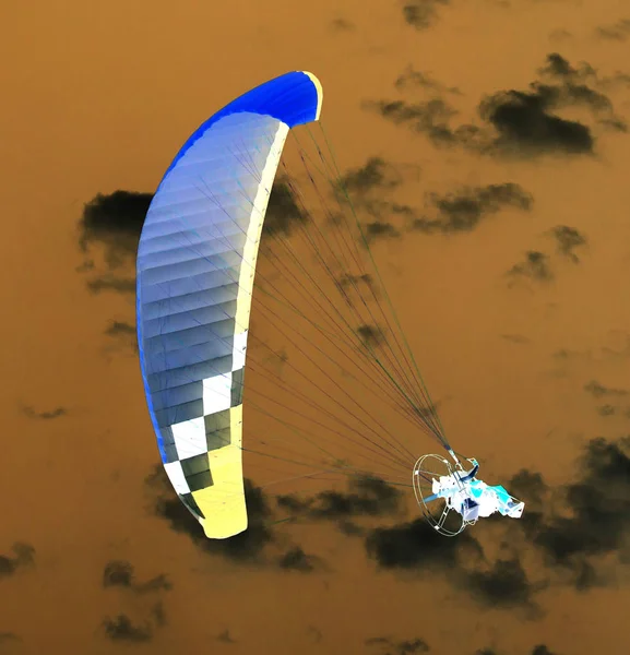 降落伞在天空中。反 演 — 图库照片