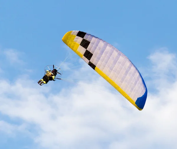 Paraquedas esporte extremo no céu — Fotografia de Stock
