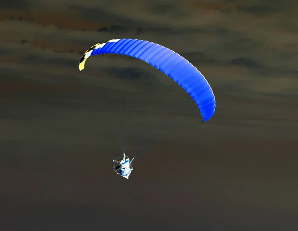 降落伞在天空中。反 演 — 图库照片