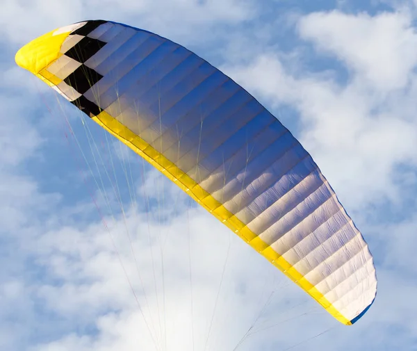 Extrémní sportovní padák na obloze — Stock fotografie
