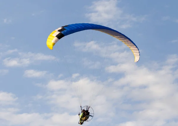 Paraquedas esporte extremo no céu — Fotografia de Stock
