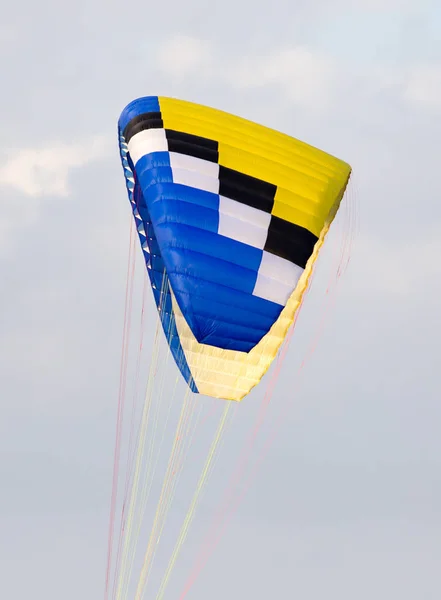 Extrem sport fallskärm i himlen — Stockfoto