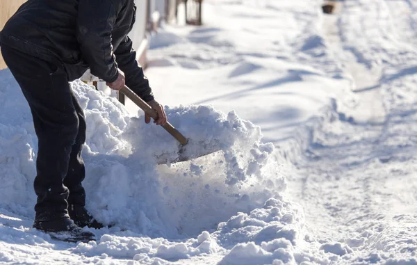 Trabajador limpia pala de nieve — Foto de Stock