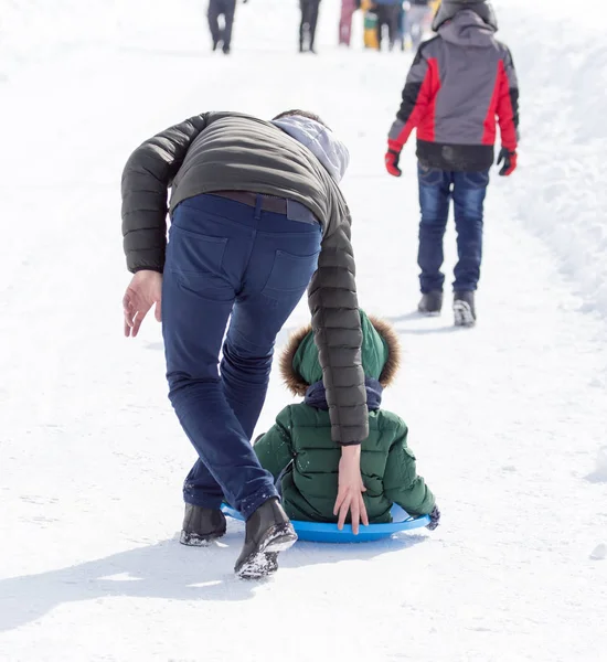 Papa roule l'enfant sur un traîneau — Photo