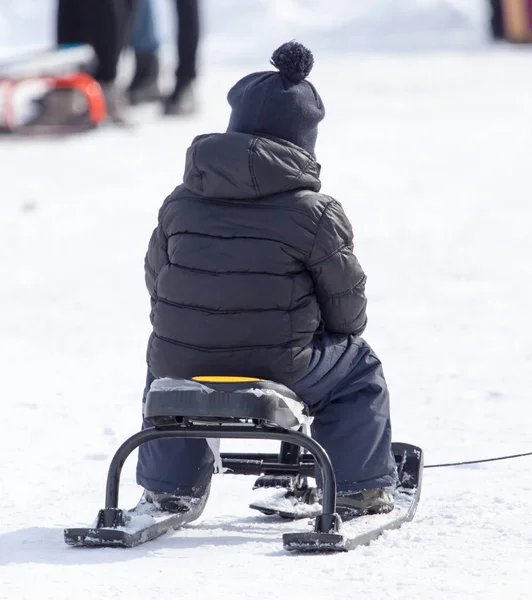 Dziecko jazda kolejką górską w zimie — Zdjęcie stockowe