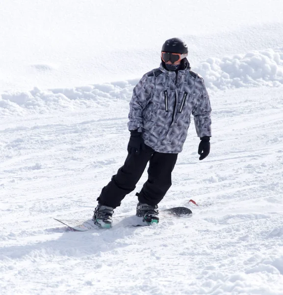 Man snowboarden in de winter — Stockfoto