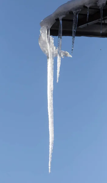 Icicles from the roof of the house — Stock Photo, Image