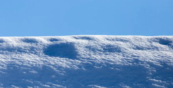 Snö mot den blå himlen — Stockfoto