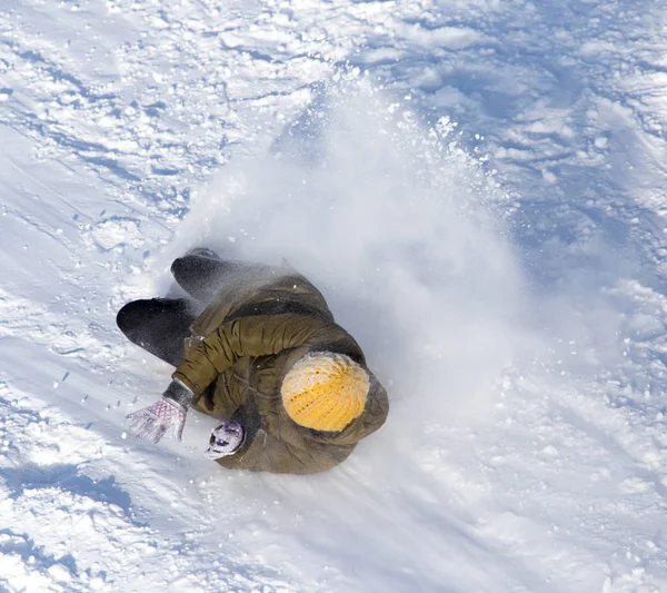 Chica cayó en la nieve —  Fotos de Stock