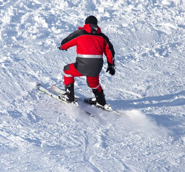 Hombre esquiando en invierno — Foto de Stock