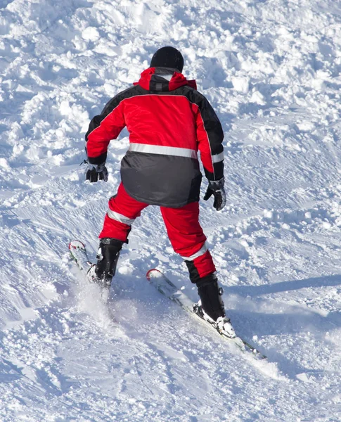 Uomo sciare in inverno — Foto Stock