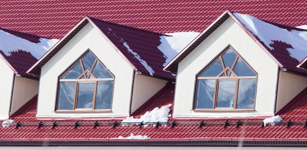 Χιόνι στη στέγη κόκκινο σπίτι — Φωτογραφία Αρχείου