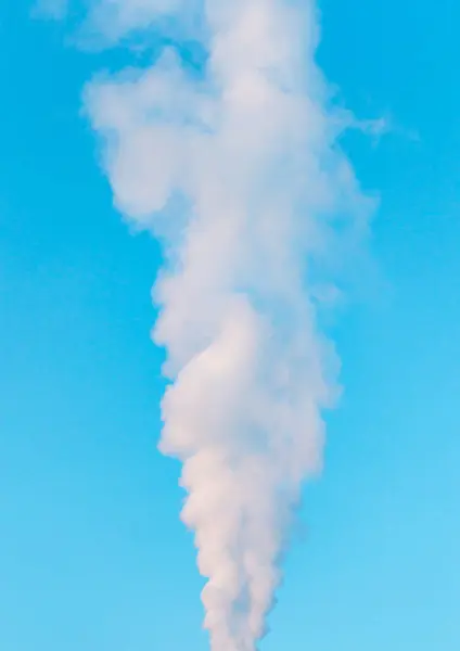 Witte industriële rook uit de schoorsteen op een blauwe hemel — Stockfoto