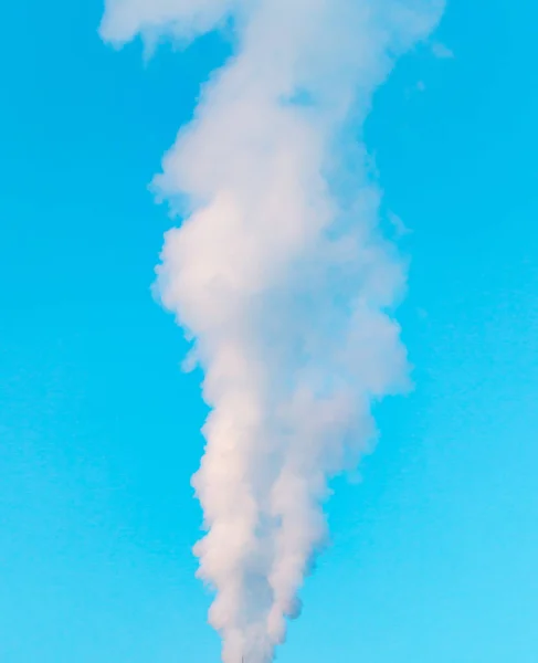 Humo industrial blanco de la chimenea en un cielo azul —  Fotos de Stock