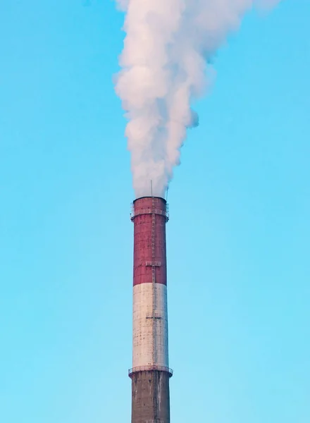 Weißer Industrierauch aus dem Schornstein am blauen Himmel — Stockfoto