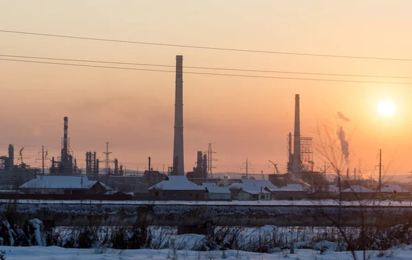Industrieanlage bei Sonnenuntergang — Stockfoto