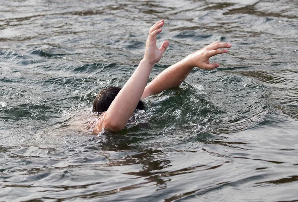 Mens handen uit het water — Stockfoto
