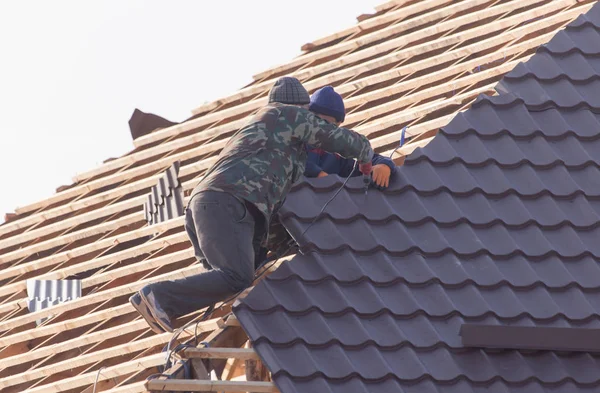 Pracowników pracujących na dachu — Zdjęcie stockowe
