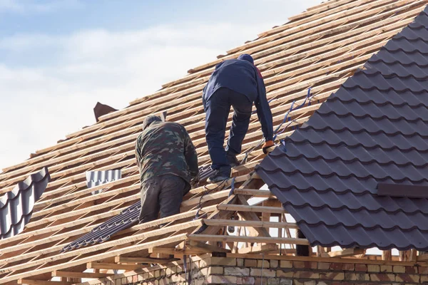 Arbeiter arbeiten auf dem Dach — Stockfoto