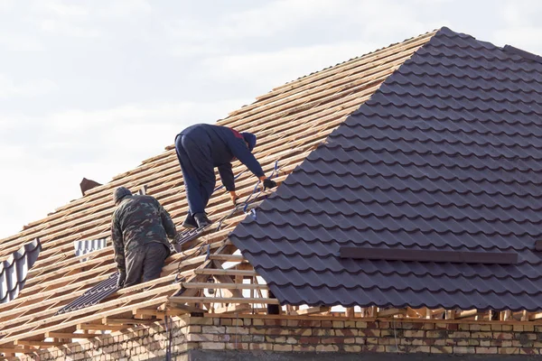 Trabalhadores que trabalham no telhado — Fotografia de Stock