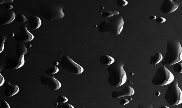 Gouttelettes d'eau sur fond noir — Photo
