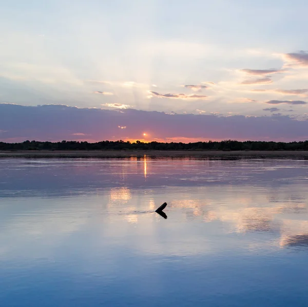 Puesta de sol en el lago como telón de fondo — Foto de Stock