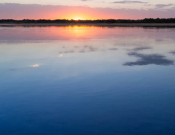Sonnenuntergang am See als Kulisse — Stockfoto