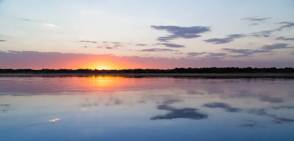 Sunset on the lake as a backdrop — Stock Photo, Image