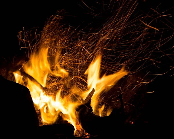 Feuer mit Funken auf schwarzem Hintergrund — Stockfoto