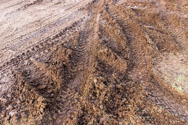 kirli bir yere arabayla üzerinden izlemek