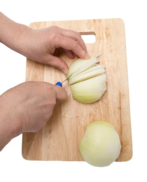 Cuocere la cipolla tagliata su una tavola su sfondo bianco — Foto Stock