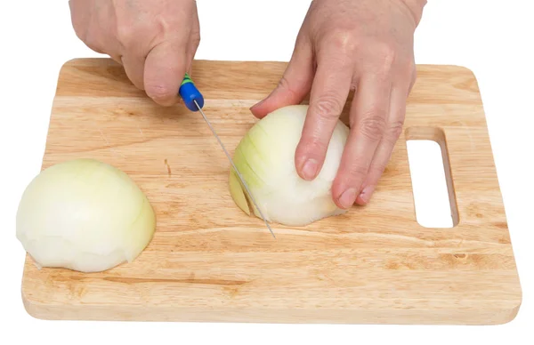 Cozinhe a cebola cortada em uma tábua em um fundo branco — Fotografia de Stock