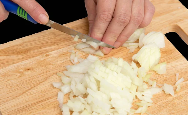 Cuocere la cipolla tagliata su una tavola su fondo nero — Foto Stock