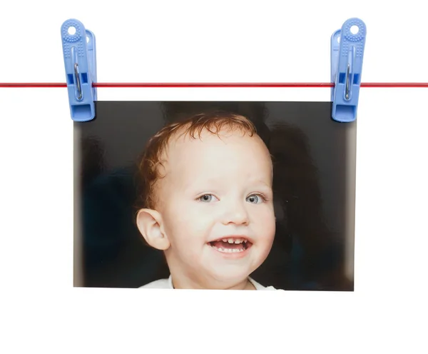 Fénykép fiú egy kötélen egy ruhacsipesz, fehér alapon — Stock Fotó