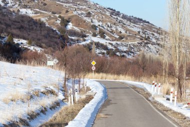 Kazakistan dağlarında kış yolu .