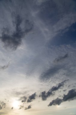 Gün batımında arka plan olarak güzel bulutlar. Doğadaki parkta.