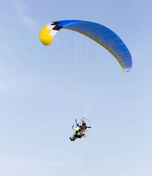 空を背景にパラシュート 自然公園で — ストック写真