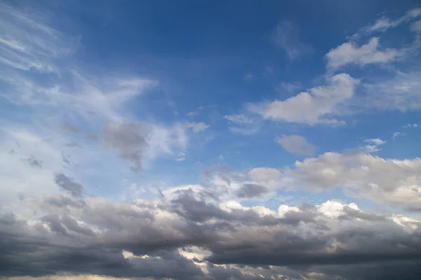 Awan Indah Melawan Langit Biru Taman Alam — Stok Foto