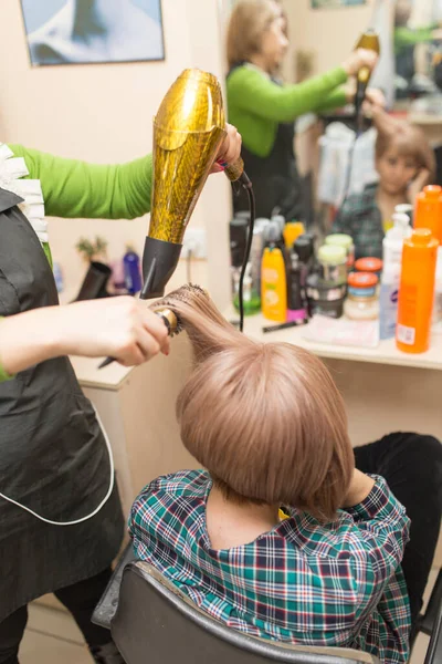 Κομμωτήριο Στεγνώνει Στεγνωτήρα Μαλλιών Ξανθά Μαλλιά — Φωτογραφία Αρχείου