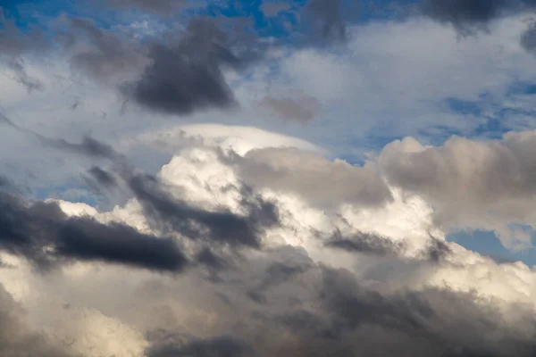 Bellissime Nuvole Contro Cielo Blu Nel Parco Nella Natura — Foto Stock