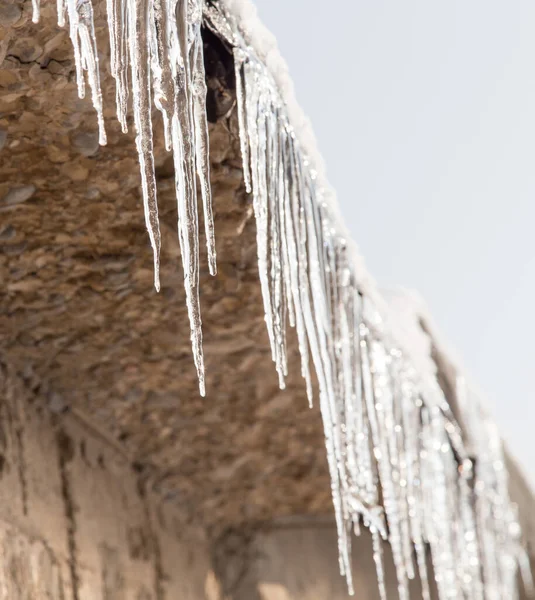 Jégcsapok Egy Ház Tetején Télen — Stock Fotó