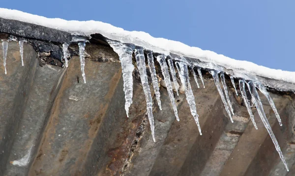 Jégcsapok Egy Ház Tetején Télen — Stock Fotó