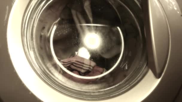 Tvättmaskin med tvättstuga inomhus — Stockvideo