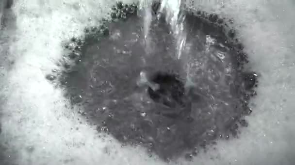 Вода з бризками в раковині — стокове відео