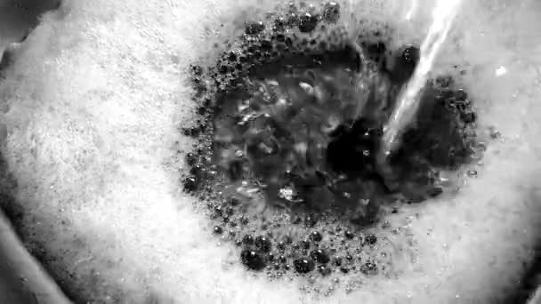 Water met spatten in de gootsteen — Stockvideo