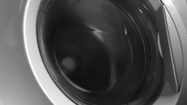Çamaşır makinesinin içinde çamaşır var. — Stok video